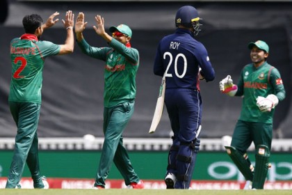 শুরুতেই ইংল্যান্ড শিবিরে মাশরাফির আঘাত 