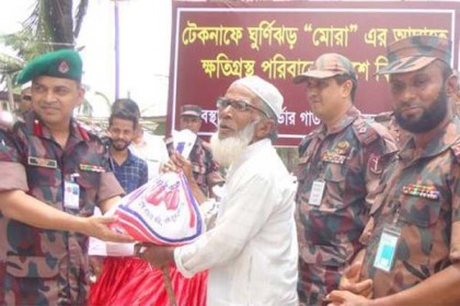 মোরায় ক্ষতিগ্রস্তদের মাঝে টেকনাফে বিজিবির ত্রাণ বিতরণ