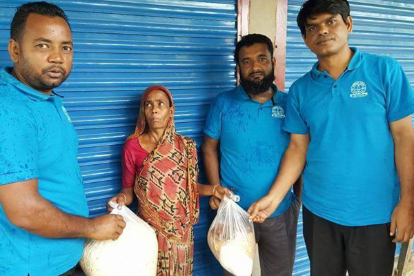 চৌদ্দগ্রামে দরিদ্রের ঘরে ইফতার পৌঁছে দিচ্ছে 'দারিদ্রের আলো'