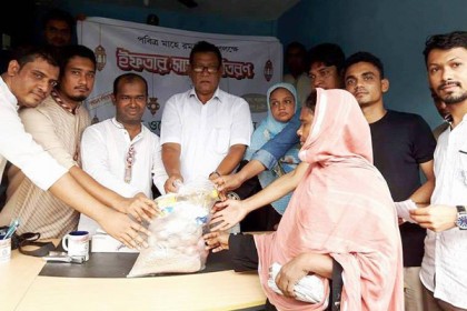 অদম্য ওয়েলফেয়ার ফাউন্ডেশনের ইফতার বিতরণ