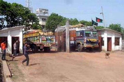 হিলি স্থলবন্দরে আটকা পড়েছে দু'শতাধিক ট্রাক
