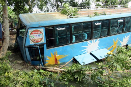 যাত্রী নিয়ে গভীর রাতে চিংড়ি ঘেরে নামল বাস!