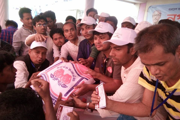 মানবতার পাশে ছাত্রলীগ