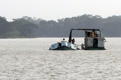 বরিশালে অবৈধভাবে বালু উত্তোলন, ঝুঁকিতে ফসলি জমি-বাড়িঘর