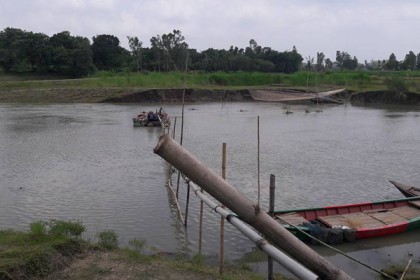 মির্জাপুরে ২টি ড্রেজার ধ্বংস, মোটরসাইকেল জব্দ