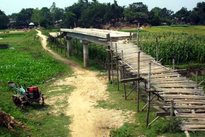 ব্রিজ আছে রাস্তা নেই