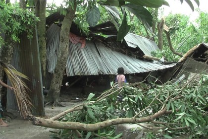 নেত্রকোনায় ঘূর্ণিঝড়ে দুই শতাধিক বাড়িঘর বিধ্বস্ত
