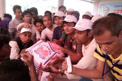 মানবতার পাশে ছাত্রলীগ