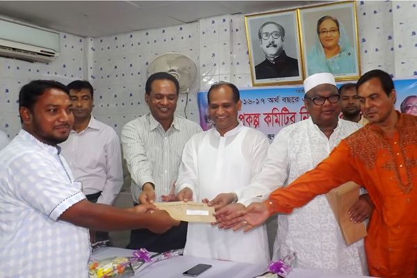 রাজশাহী জেলা পরিষদে আড়াই
কোটি টাকার চেক বিতরণ