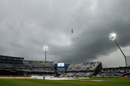 ভারত-পাকিস্তানের লড়াইয়ে বৃষ্টির বাগড়া