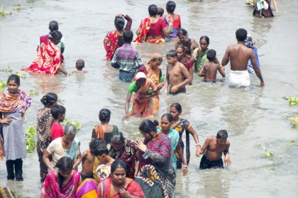 চাঁপাইনবাবগঞ্জে হিন্দু সম্প্রদায়ের দশহারা গঙ্গাস্নান অনুষ্ঠিত