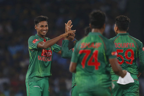ওয়ার্নার-মুস্তাফিজের লড়াই দেখতে মুখিয়ে বিশ্ব!