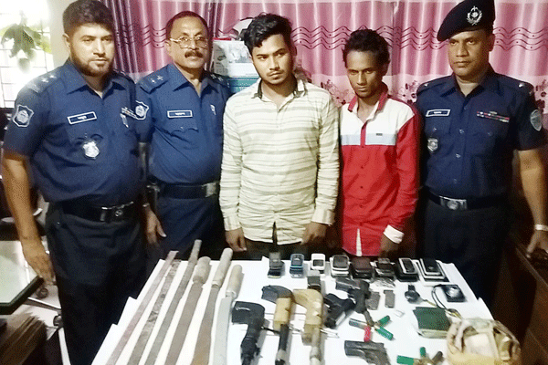 চৌদ্দগ্রামে বিপুল পরিমাণ অস্ত্রসহ দুই ডাকাত আটক