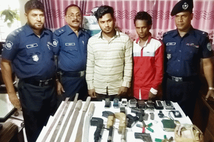 চৌদ্দগ্রামে বিপুল পরিমাণ অস্ত্রসহ দুই ডাকাত আটক