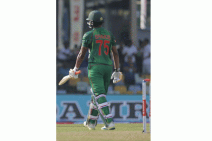 জীবন পেয়েও পারলেন না সাকিব, চাপে বাংলাদেশ