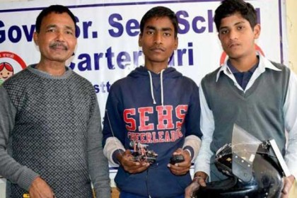 হেলমেট দিয়ে মোবাইল চার্জ