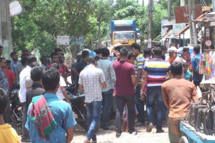 বরিশাল-লাকুটিয়া সড়ক সংস্কারের দাবিতে অবরোধ, বিক্ষোভ