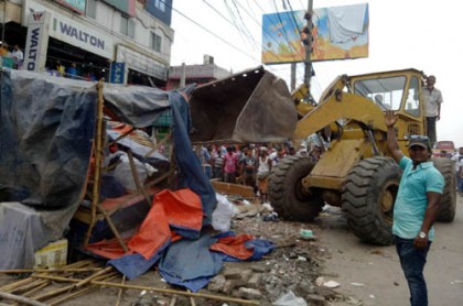 ঢাকা-চট্রগ্রাম মহাসড়কে সওজের উচ্ছেদ অভিযান