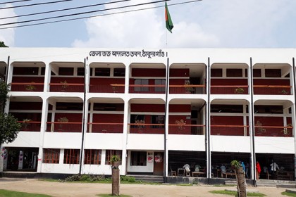 ঠাকুরগাঁওয়ে আড়াই মাস ধরে আদালত বর্জন, ভোগান্তিতে বিচারপ্রার্থীরা
