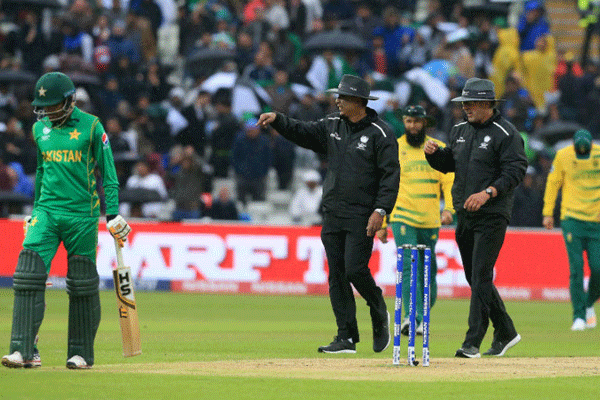 প্রোটিয়াদের হারিয়ে লড়াইয়ে টিকে থাকল পাকিস্তান