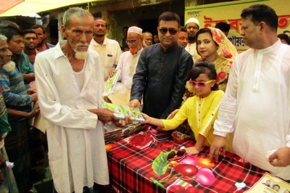 মোরেলগঞ্জে বিএনপির উদ্যোগে ঈদ বস্ত্র বিতরণ 