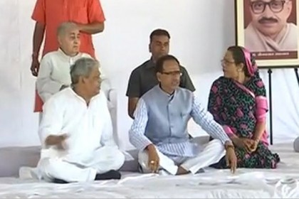 'শান্তি ফেরাতে' অনশনে বসলেন ভারতের মধ্যপ্রদেশের মুখ্যমন্ত্রী