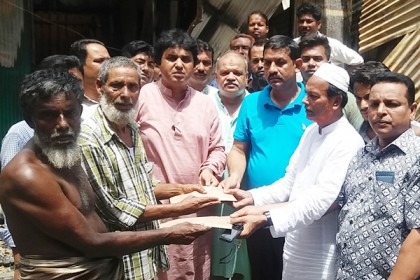 চৌদ্দগ্রামে অগ্নিকাণ্ডে ক্ষতিগ্রস্ত তিন পরিবারকে অনুদান