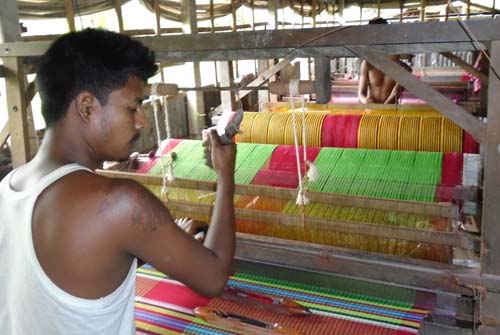 খটখট শব্দে মুখর সিরাজগঞ্জের তাঁতপল্লী