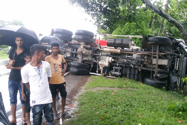 নরসিংদীতে ট্রাক ও প্রাইভেটকারের সংঘর্ষে ওসিসহ ২ জন নিহত