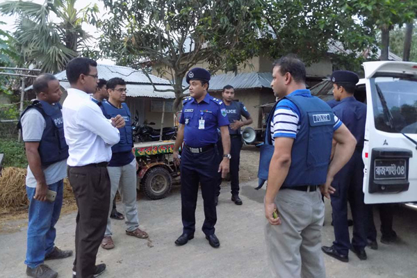 'গ্রামের কারো সঙ্গে তানোরের এই পরিবারটি মিশতো না'