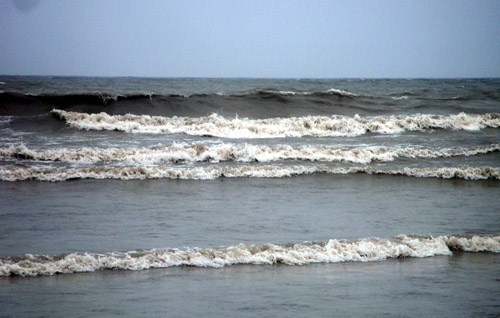 ভারী বর্ষণ, উত্তাল বঙ্গোপসাগর