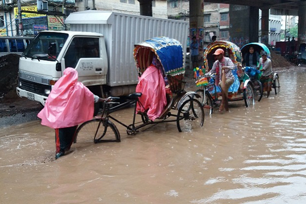 বৃষ্টিতে রাজধানীবাসীর ভোগান্তি