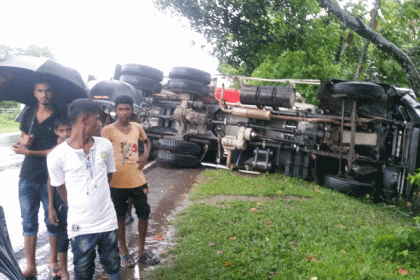 নরসিংদীতে ট্রাক ও প্রাইভেটকারের সংঘর্ষে ওসিসহ ২ জন নিহত