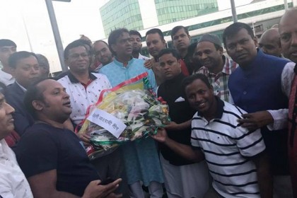 এনামুল হক শামীমকে রোম বিমানবন্দরে ফুলেল শুভেচ্ছা