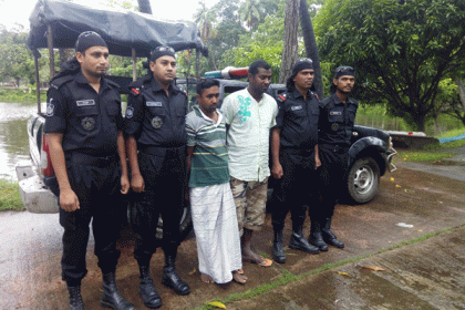 মুন্সীগঞ্জে বিদেশি পিস্তলসহ ২ সেচ্ছাসেবক লীগ নেতা আটক