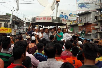 পুলিশের লাঞ্ছনার প্রতিবাদে চুয়াডাঙ্গায় সব ব্যবসা প্রতিষ্ঠান বন্ধ 

