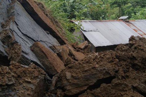 পাহাড় ধসে তিন জেলায় নিহত ২০ 