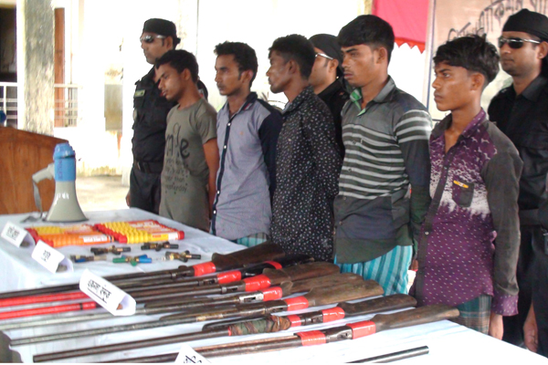 নোয়াখালী থেকে ৫ জলদস্যু আটক, বিপুল পরিমাণ অস্ত্র উদ্ধার
