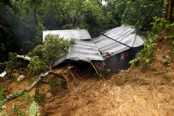 লামায় পাহাড় ধসের ঝুঁকিতে ৫ হাজার পরিবার