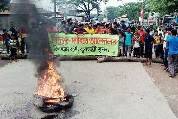 কুমিল্লায় বিদ্যুতের দাবিতে গাছ ফেলে সড়ক অবরোধ