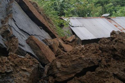 পাহাড় ধসে তিন জেলায় নিহত ২০ 
