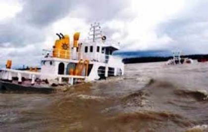 প্রচণ্ড বৃষ্টি, শুরু হয়নি জাহাজ উদ্ধার কার্যক্রম