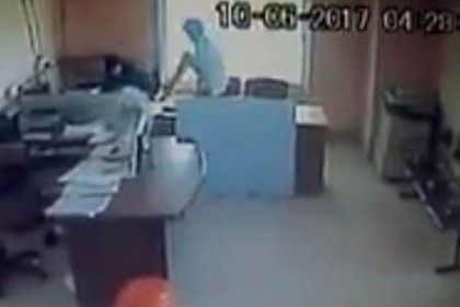 অফিসের মধ্যেই নারীকে লাথি পুরুষ সহকর্মীর