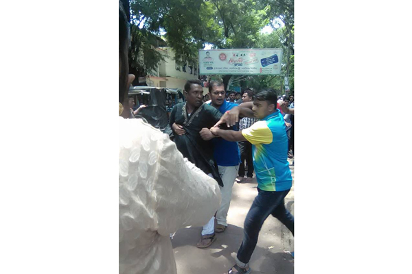 দুই সাংবাদিককে মারধরের অভিযোগ ছাত্রলীগ নেতার বিরুদ্ধে