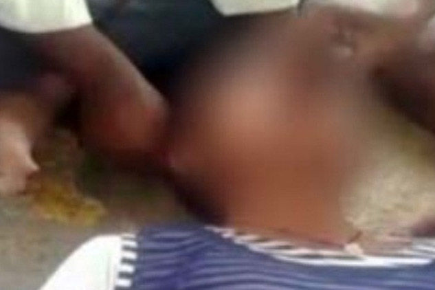 রোগ সারানোর নামে মারধরের পর গোবর খাওয়ানো হল তরুণীকে