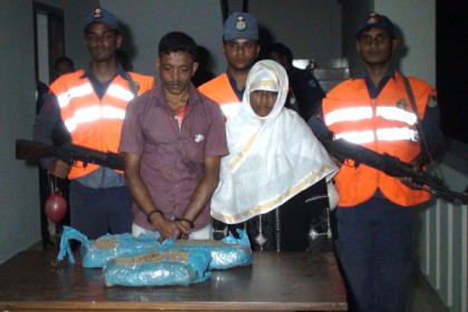 গাঁজা পাচারকালে স্বামী-স্ত্রী আটক