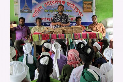 মোরেলগঞ্জে এতিম শিশুদের মাঝে নতুন পোশাক বিতরণ