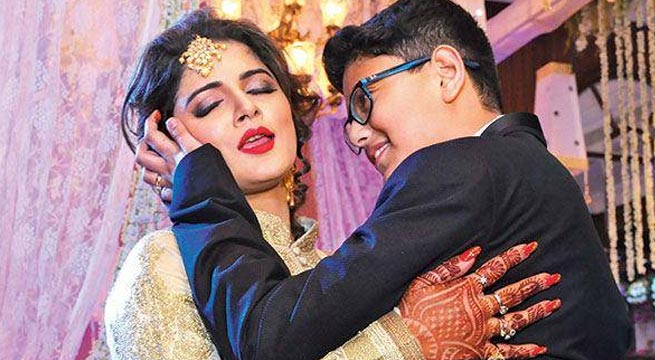 ছেলের সঙ্গে ছবি তুলে ভাইরাল শ্রাবন্তী