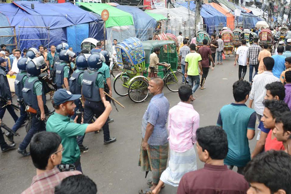 চট্টগ্রামে পুলিশ হকার সংঘর্ষে আহত ২৫, গ্রেফতার ৯