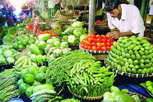 বৈরী আবহাওয়ার প্রভাব সবজির বাজারে  